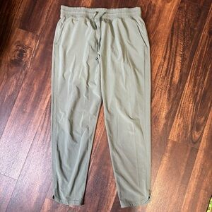 GapFit Runaround Tapered Pants sage green size M